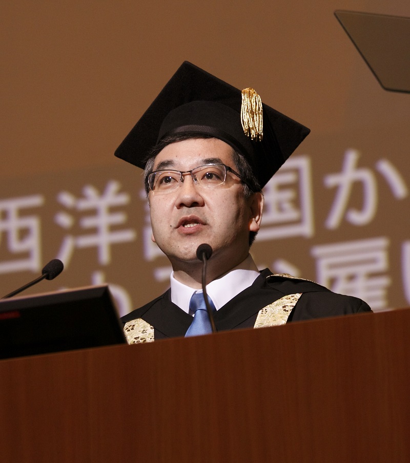 Figure 4: Gonokami giving the commencement address at his first entrance ceremony as president of the University of Tokyo<br>His powerful speech stressed the importance of an indefatigable spirit of inquiry.<br>Credit: Yuji Ozeki. Figure 4: Gonokami giving the commencement address at his first entrance ceremony as president of the University of Tokyo<br>His powerful speech stressed the importance of an indefatigable spirit of inquiry.<br>Credit: Yuji Ozeki.