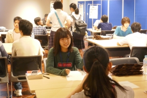 在学生が質問に耳を傾けます