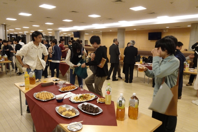 教養学部・院1年生の歓談交流の様子