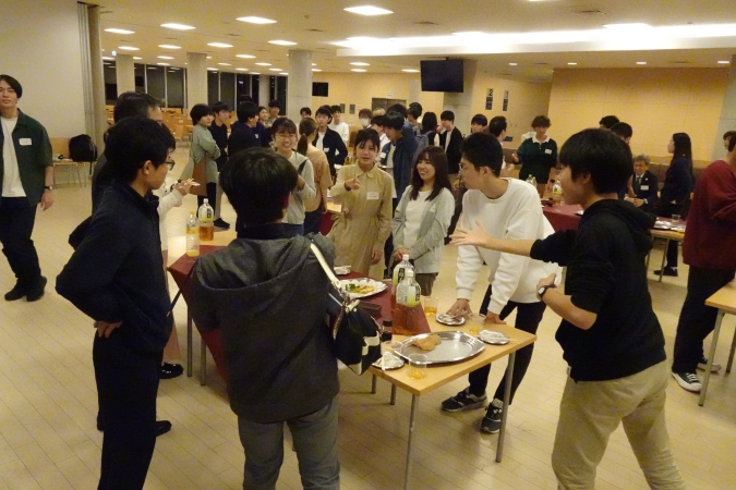 教養学部・院1年生の歓談交流の様子