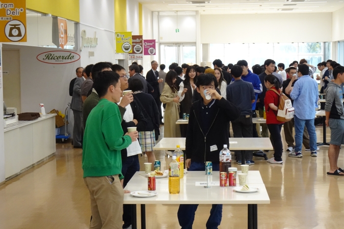 大学院1～3年生の歓談交流の様子