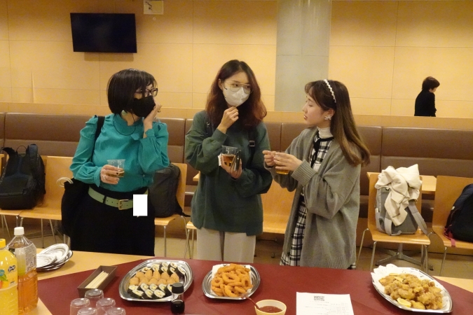 教養学部・院1年生の歓談交流の様子