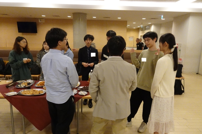 教養学部・院1年生の歓談交流の様子