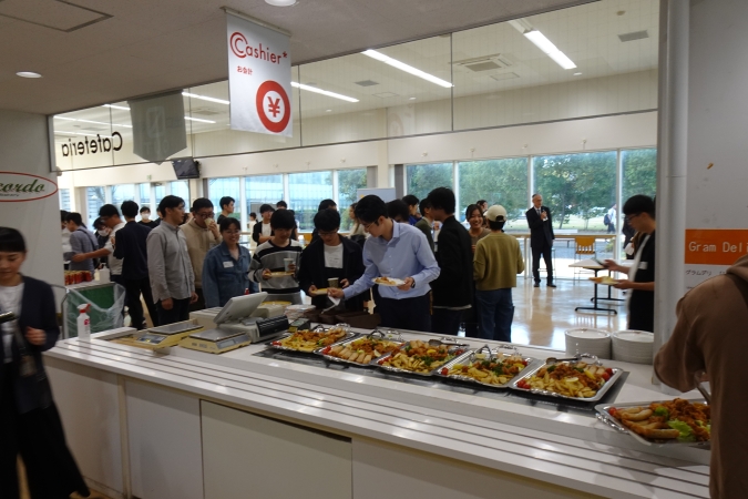 大学院1～3年生の歓談交流の様子