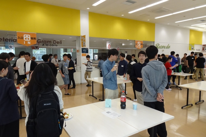 大学院1～3年生の歓談交流の様子