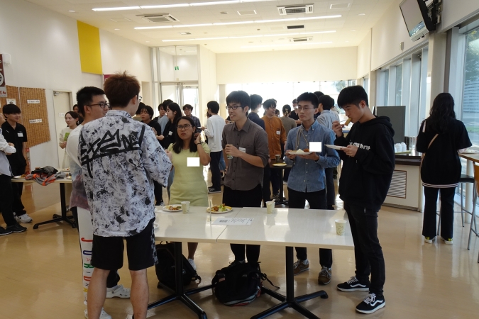 大学院1～3年生の歓談交流の様子