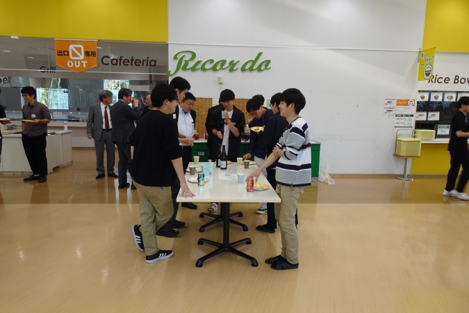 大学院1～3年生の歓談交流の様子