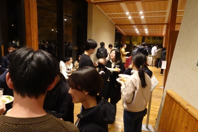 農学部4年生・院2年生の歓談交流の様子