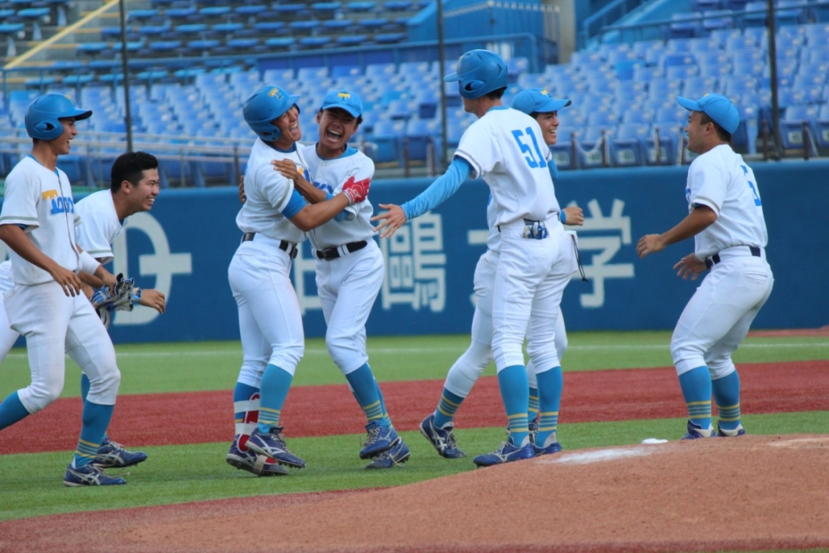 2回戦に勝利し、勝ち点獲得を喜ぶ選手たち