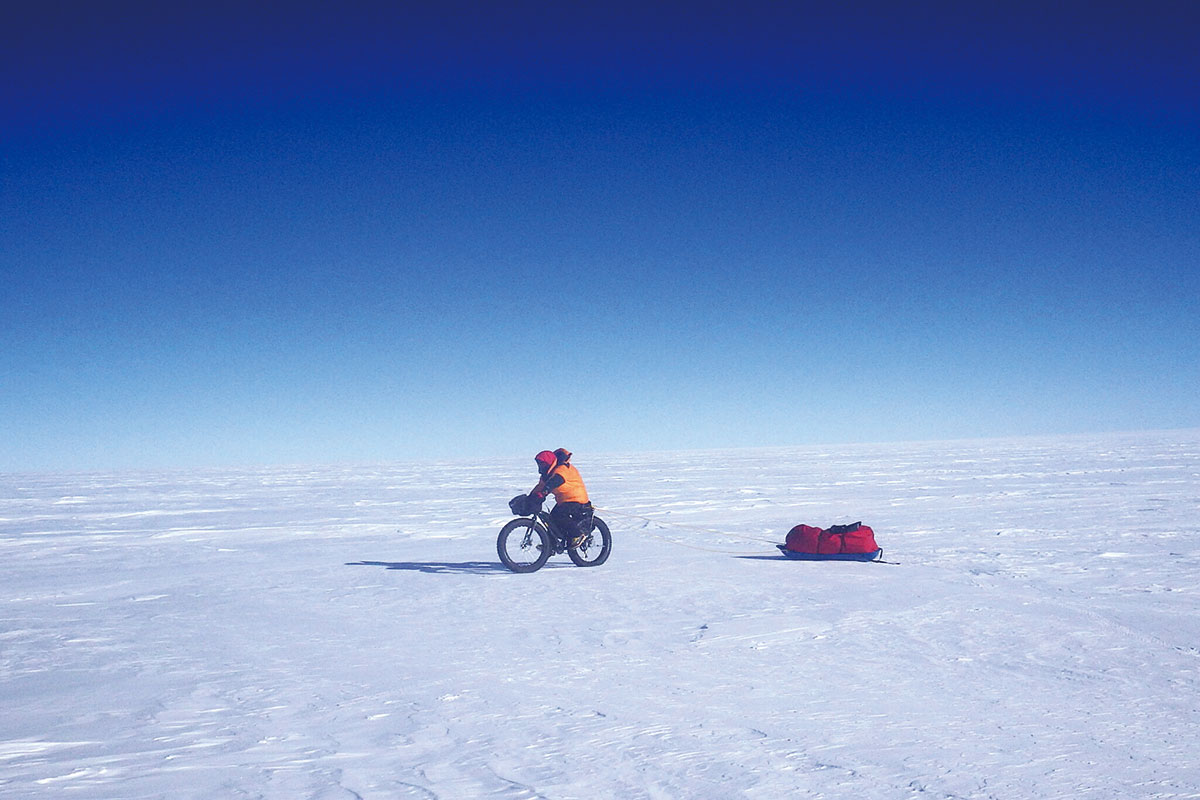 雪道の走行に適したファットバイクで南極を走る大島さん