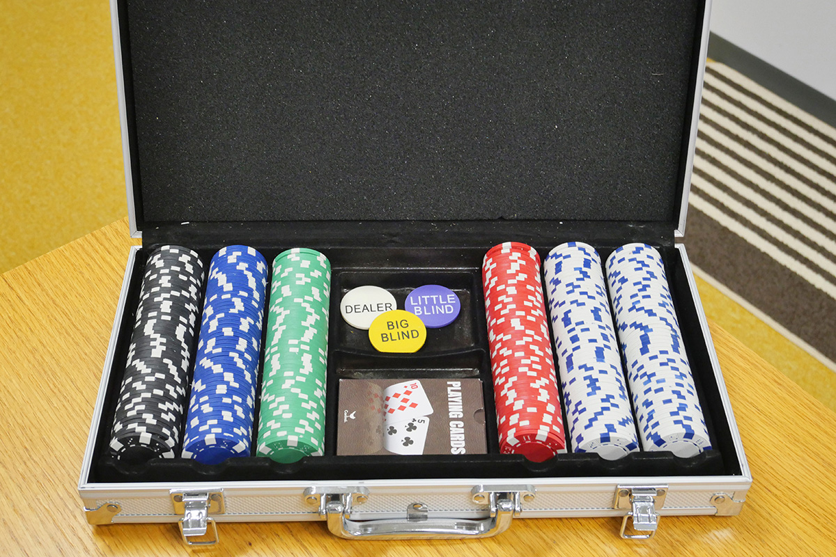 ポーカーセットが入った箱を正面から開けている図