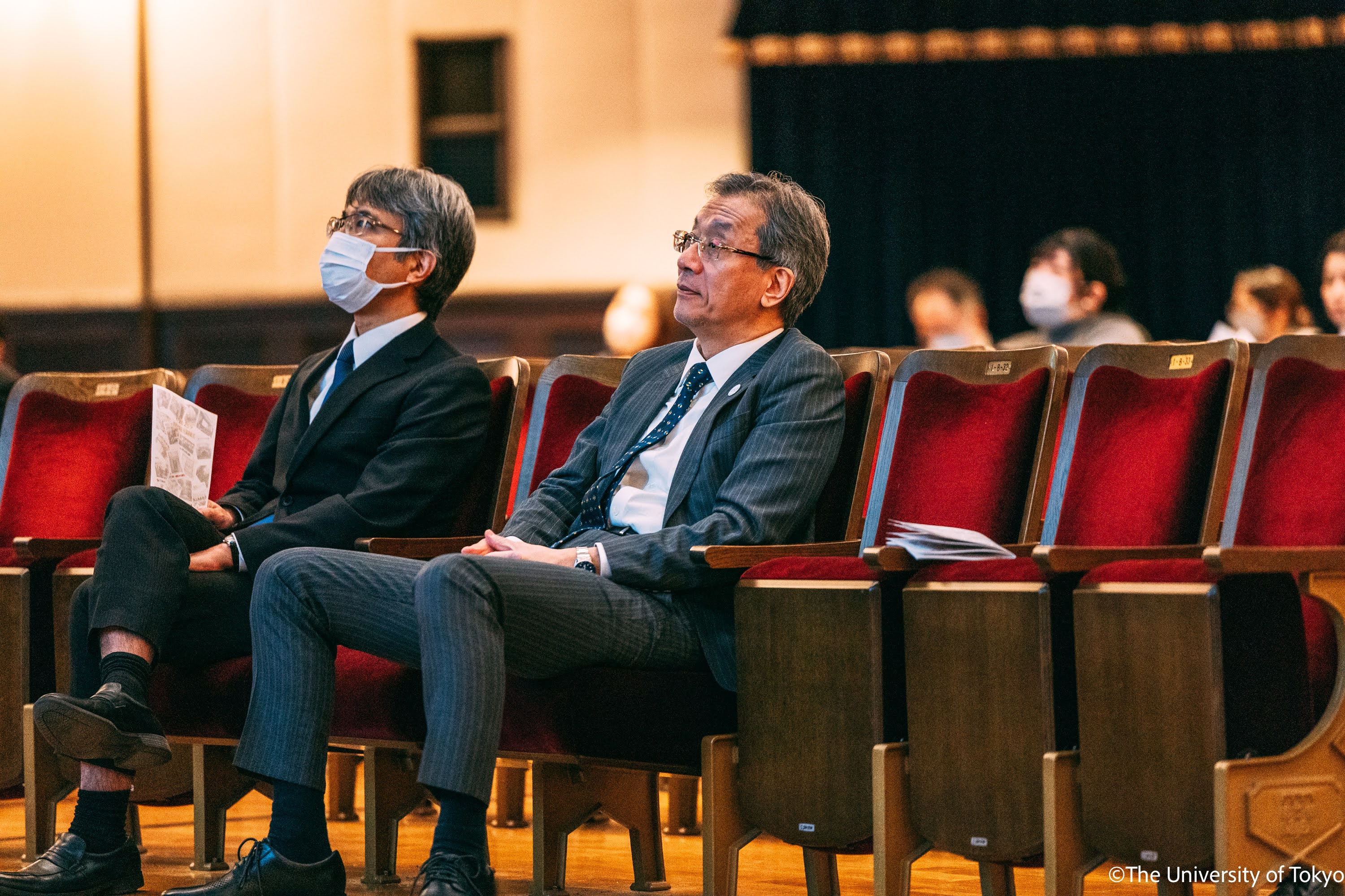 プレゼンテーションに耳を傾ける様子