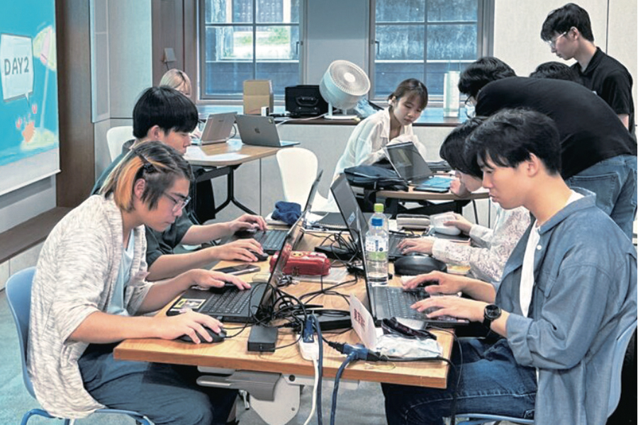 「マーベラス ゲームジャム」で学生がパソコンに向かっている様子