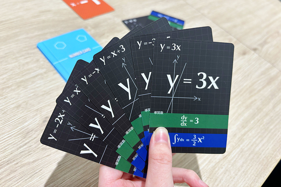 関数大富豪のカードを手に持っている様子