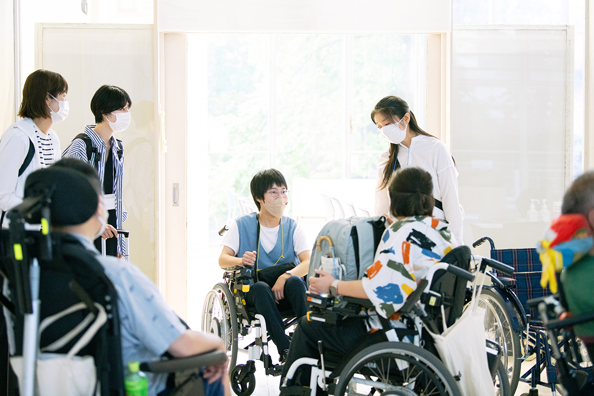 夏季プログラムの参加者が先端科学技術研究センターに集まっている様子