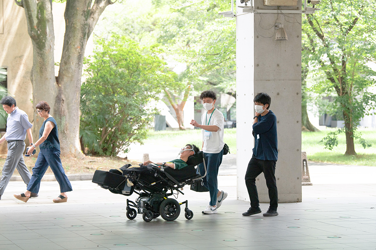 介助者とともにキャンパス間を移動している様子