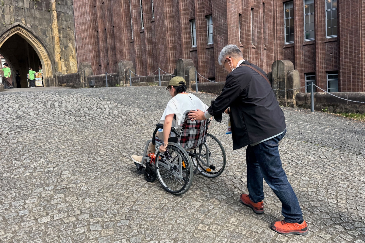 キャンパスで車椅子に乗る
